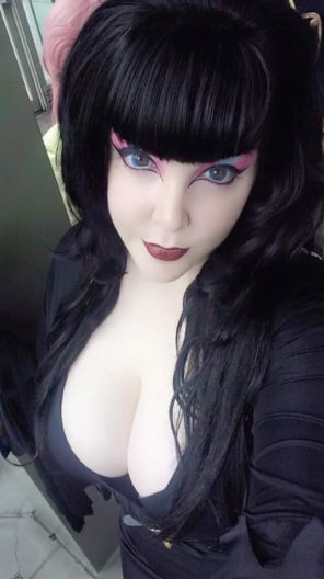 Elvira cosplay